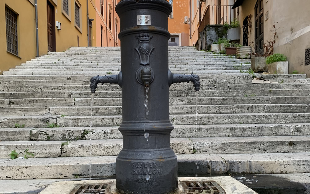 Drinking fountains: why they are called nasoni